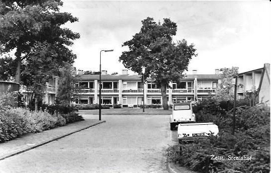 Bloemenbuurt0002, Steiniahof. 1955.jpg - De huizen aan de Steniahof zijn in 1961 gebouwd en zowel de bouwwijze als de ligging in de onmiddelijke nabijheid van de Steniaweg waren aanleiding daaraan. Opname: 1966.